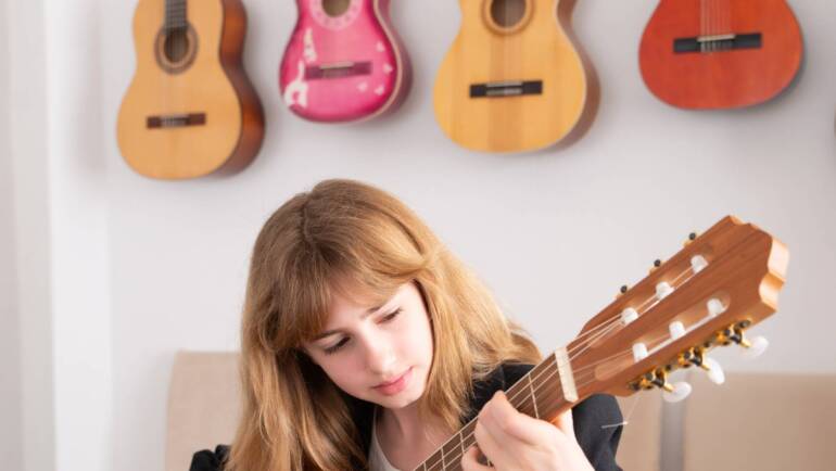 Gitarre, E- Gitarre, Akustikgitarre und Ukulele